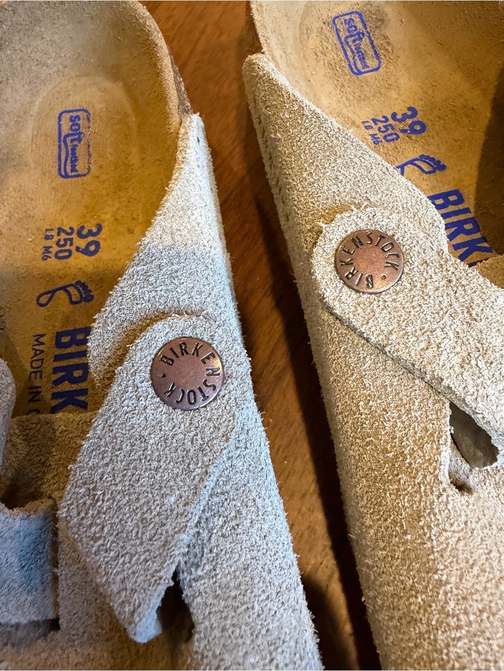 NWOT Birkenstock Suede Clogs in Light Gray with Bronze Buckles EU 39 - Picture 4 of 5